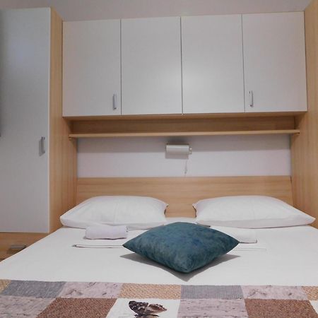 Apartmani Salus Pag Town Bagian luar foto