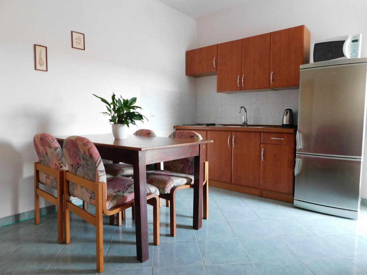 Apartmani Salus Pag Town Bagian luar foto