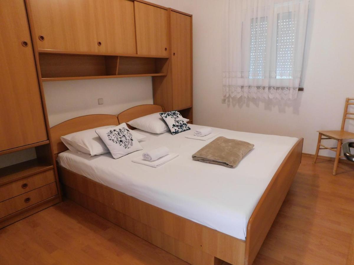 Apartmani Salus Pag Town Bagian luar foto